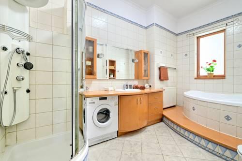 Spacious Walnut Apartment