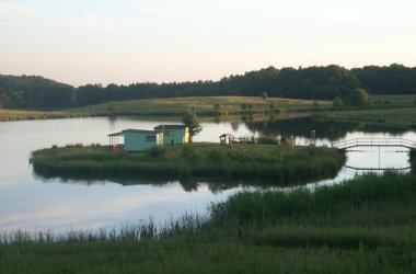 Domki na wyspie na Mazurach