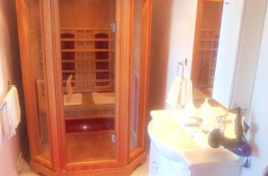 Red White Apartments