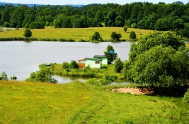 Domki na wyspie na Mazurach