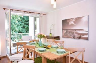 Apart z kortem tenisowym